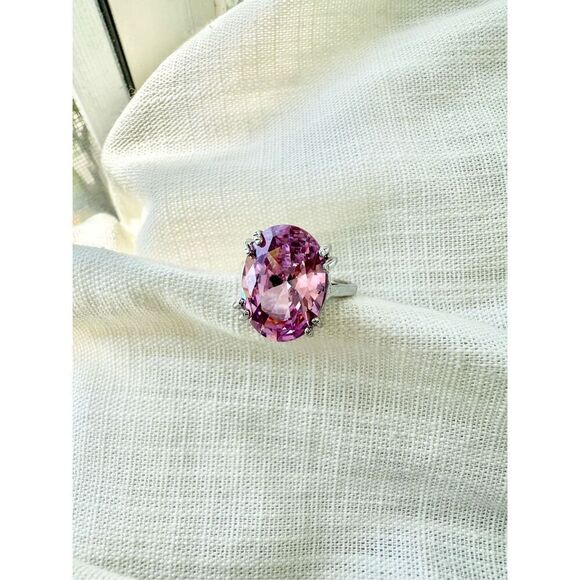 Super sparkly light pink oval cut ring size 8￼ - Picture 2 of 5
